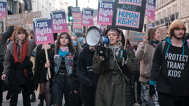 Demonstration für echte Gleichbehandlung für Transmenschen und ein Ende transphober Gewalt in London, Januar 2023