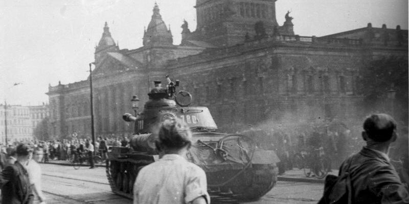 In Folge des 17. Juni rollen Panzer durch Berlin und Schlagen den Aufstand brutal nieder.