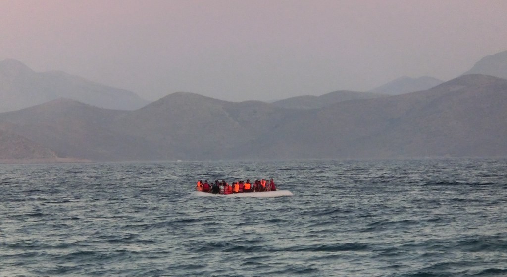 Flüchtende Menschen in einem Schlauchboot